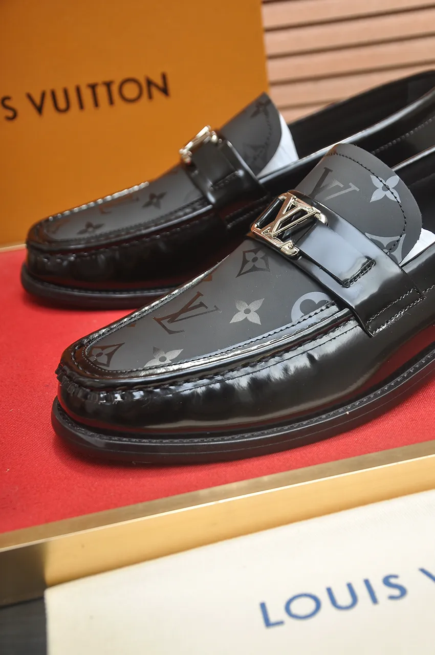 Men's men's shoes 💰560💶 [LV] (original single cowhide lining) 🍀LV's latest genuine leather business suit shoes are launched simultaneously on the official website. The first-layer cowhide imported from Italy is made of heavy gold, 💥1:1 rubber outsole from the official website. Versatile to wear, high-end without losing class, and the color combination is extraordinary. This four-season style is alluring when worn on your feet, showing off your big-name flair. Standard code 38-44 (45 customized)